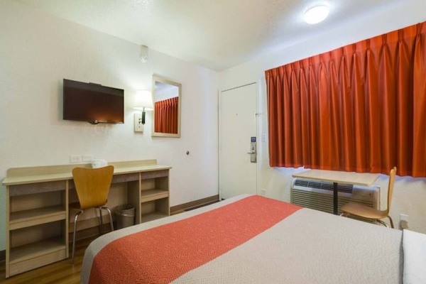 Foto van 1 tweepersoonsbed (queensize) | Rookvrij - Vakantiehuis in Lakewood - BedRoom
