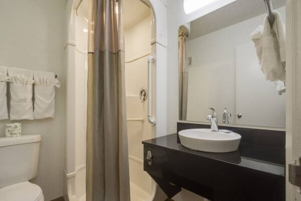 Foto van 1 tweepersoonsbed (queensize) | Rookvrij - Vakantiehuis in Lakewood - BathRoom