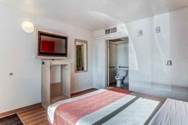 Foto van 1 tweepersoonsbed (Queensize) | Badkuip - Vakantiehuis in Fort Collins - BedRoom