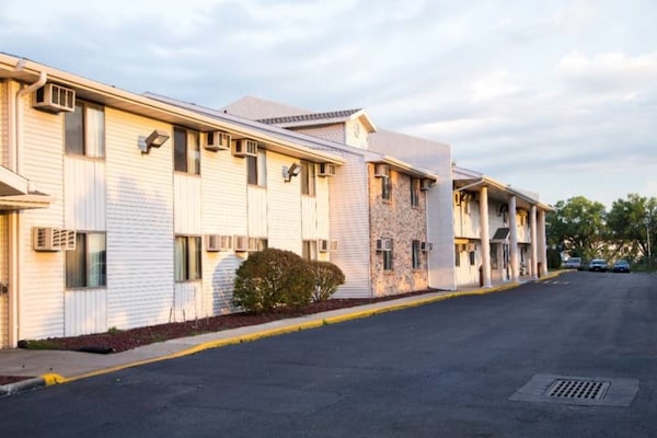 Foto van 1 tweepersoonsbed (Queensize) | Nsmk, Micfridge - Vakantiehuis in Omaha NE - ExteriorSummer