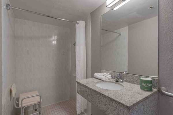 Foto van 1 kingsize bed | Rookvrij - Vakantiehuis in Chandler - BathRoom