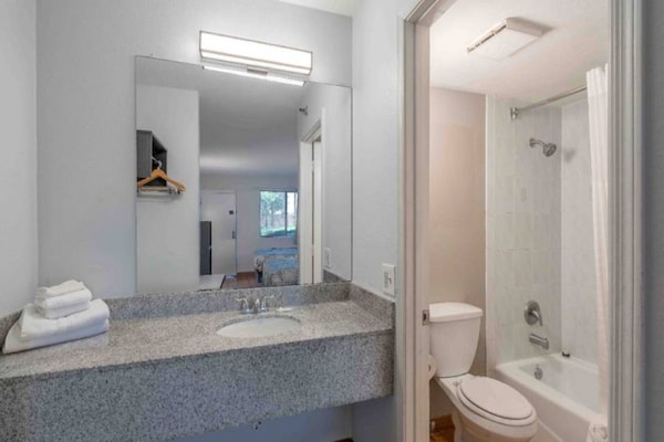 Foto van 1 kingsize bed | Rookvrij - Vakantiehuis in Chandler - BathRoom