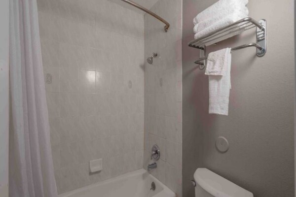 Foto van 1 kingsize bed | Rookvrij - Vakantiehuis in Chandler - BathRoom