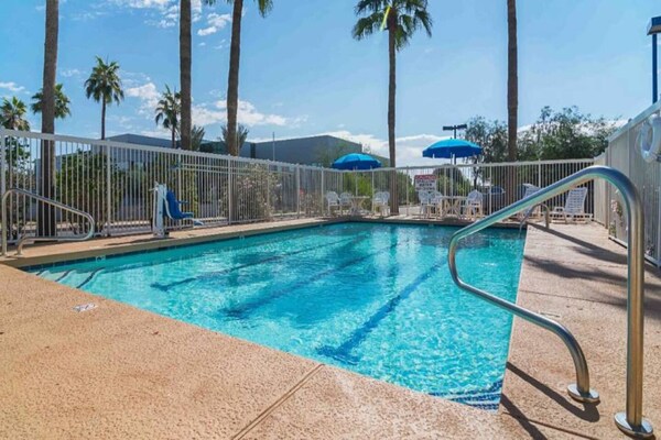 Foto van 1 kingsize bed | Rookvrij - Vakantiehuis in Chandler - Pool