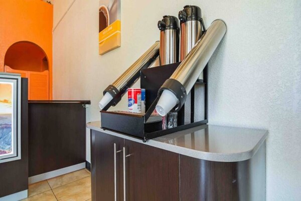 Foto van 1 tweepersoonsbed (queensize)|Roken|Kroonluchter - Vakantiehuis in Chandler - FloorPlan