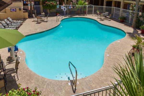 Foto van 1 kingsize bed | Roken toegestaan | Glendale - Vakantiehuis in Glendale - Pool