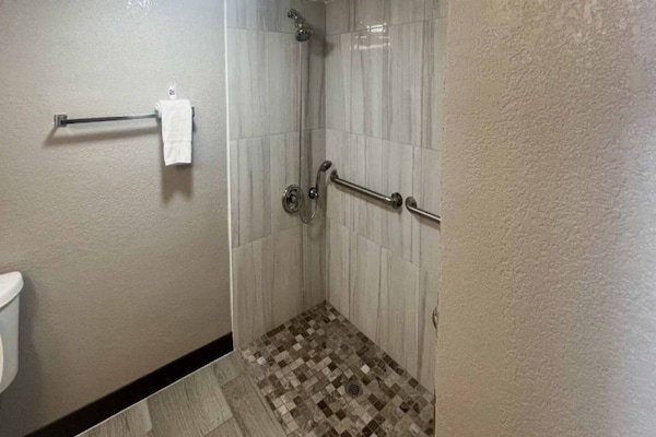 Foto van 1 King Bed | Ns | Micfridge - Vakantiehuis in Glendale - BathRoom