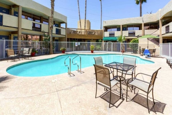 Foto van 1 King Bed | Ns | Micfridge - Vakantiehuis in Glendale - Pool