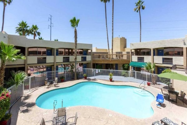 Foto van 1 King Bed | Ns | Micfridge - Vakantiehuis in Glendale - Pool