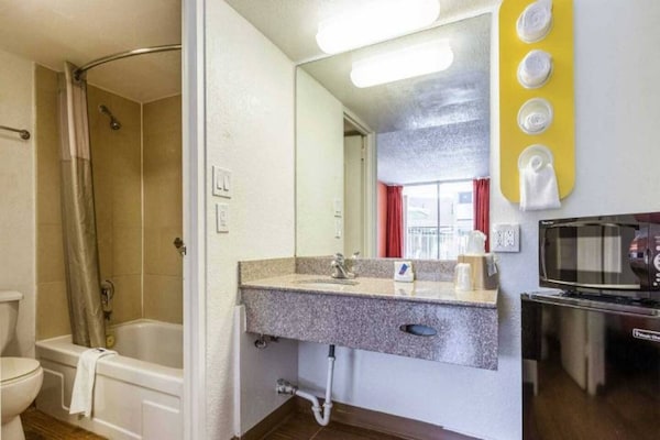 Foto van 1 King Bed | Ns | Micfridge - Vakantiehuis in Glendale - BathRoom