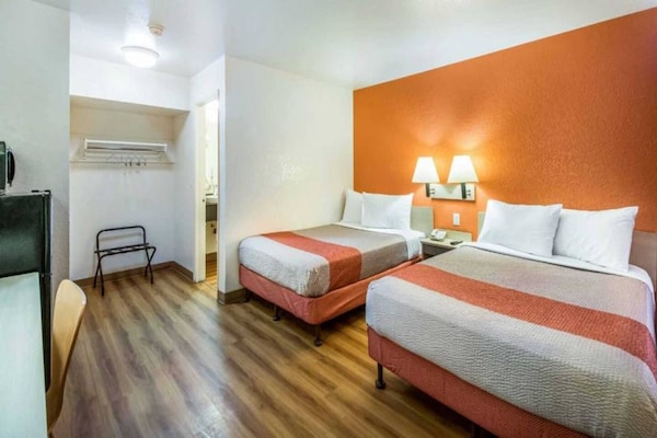 Foto van 1 Queensize Bed | Micfridge - Vakantiehuis in Youngtown - BedRoom