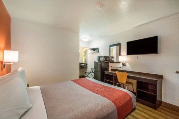 Foto van 1 Queensize Bed | Micfridge - Vakantiehuis in Youngtown - BedRoom