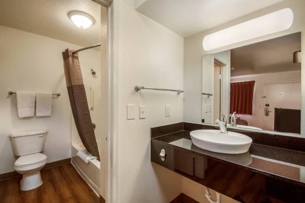 Foto van 1 Queensize Bed | Micfridge - Vakantiehuis in Youngtown - BedRoom