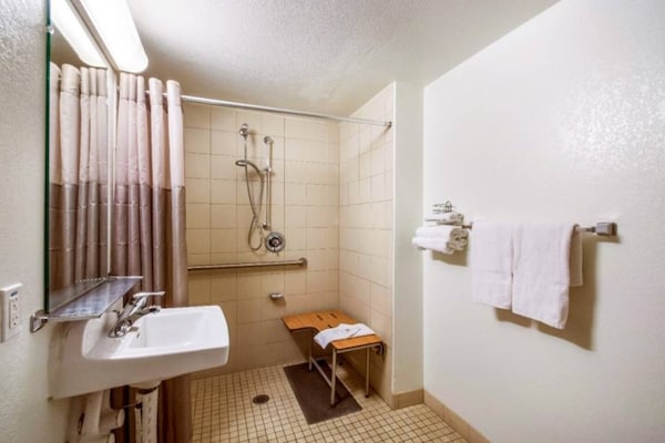 Foto van 1 Queensize Bed | Micfridge - Vakantiehuis in Youngtown - BathRoom