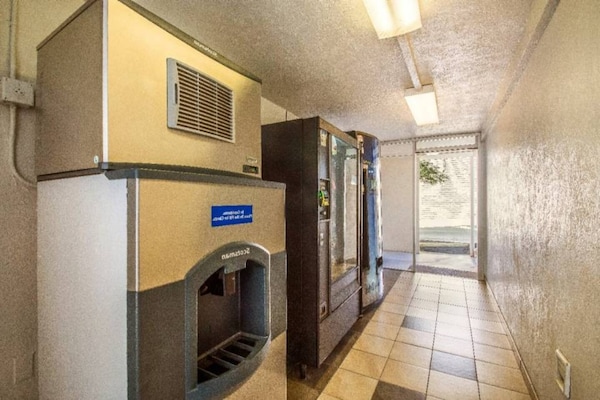 Foto van 1 Queensize Bed | Micfridge - Vakantiehuis in Youngtown - FloorPlan