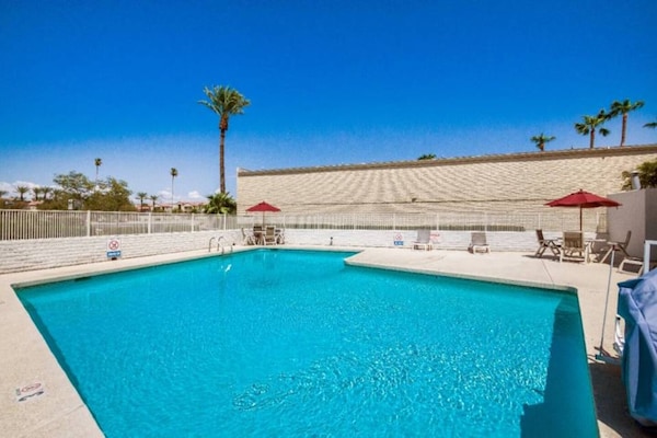 Foto van 1 Queensize Bed | Micfridge - Vakantiehuis in Youngtown - Pool