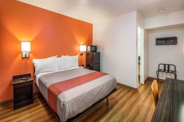Foto van 1 Queensize Bed | Micfridge - Vakantiehuis in Youngtown - BedRoom