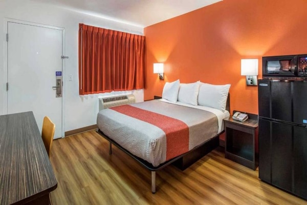 Foto van 1 tweepersoonsbed (Queensize) | Koelkast - Vakantiehuis in Youngtown - BedRoom