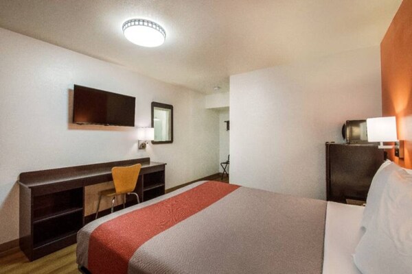 Foto van 1 tweepersoonsbed (Queensize) | Koelkast - Vakantiehuis in Youngtown - BedRoom