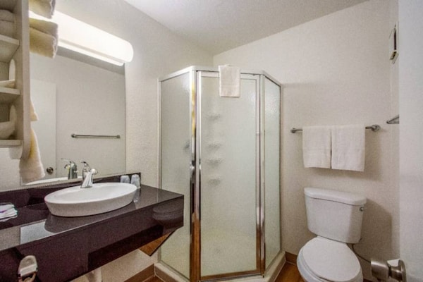 Foto van 1 tweepersoonsbed (Queensize) | Koelkast - Vakantiehuis in Youngtown - BedRoom