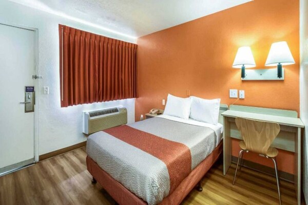 Foto van 1 tweepersoonsbed (Queensize) | Koelkast - Vakantiehuis in Youngtown - BedRoom