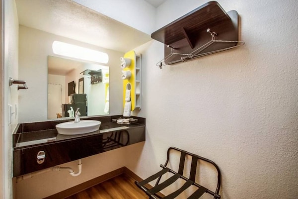 Foto van 1 tweepersoonsbed (Queensize) | Koelkast - Vakantiehuis in Youngtown - BedRoom