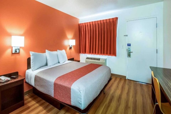 Foto van 1 tweepersoonsbed (Queensize) | Koelkast - Vakantiehuis in Youngtown - BedRoom