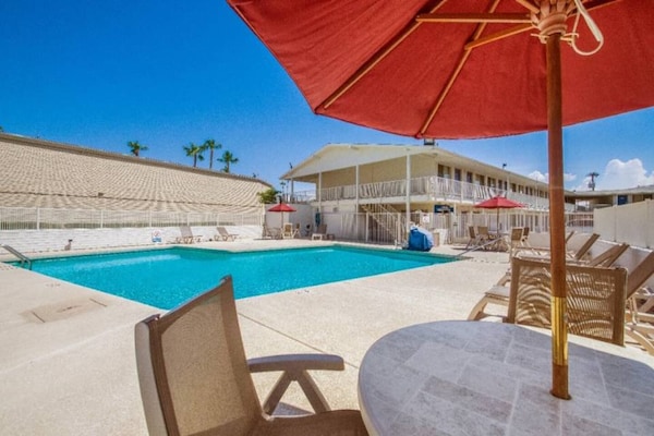 Foto van 1 tweepersoonsbed (Queensize) | Koelkast - Vakantiehuis in Youngtown - Pool