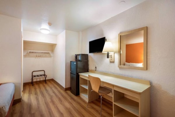 Foto van 1 tweepersoonsbed (Queensize) | Koelkast - Vakantiehuis in Youngtown - BedRoom