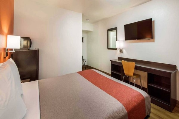 Foto van 1 tweepersoonsbed (Queensize) | Koelkast - Vakantiehuis in Youngtown - BedRoom