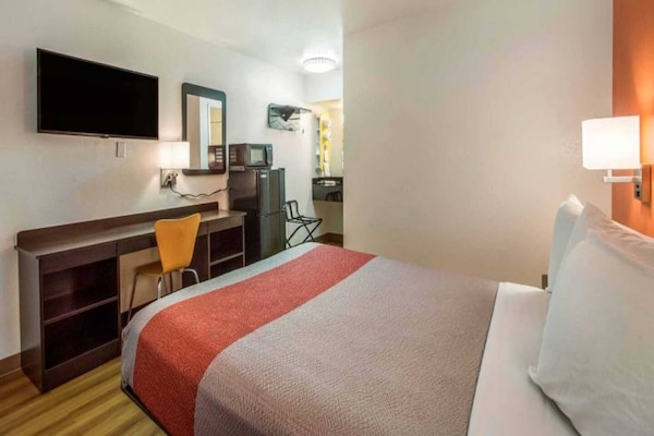 Foto van 1 tweepersoonsbed (Queensize) | Koelkast - Vakantiehuis in Youngtown - BedRoom