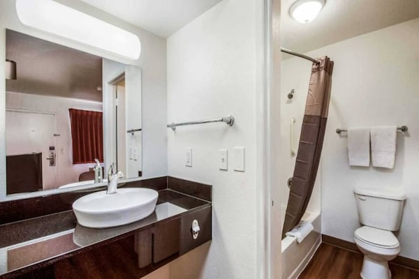 Foto van 1 Queensize Bed | Mini Koelkast - Vakantiehuis in Youngtown - BathRoom