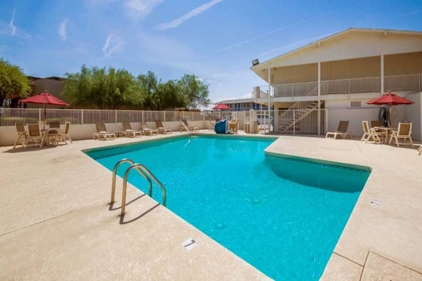 Foto van 1 tweepersoonsbed (Queensize) | Youngtown - Vakantiehuis in Youngtown - Pool