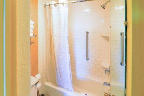 Foto van 1 kingsize bed | Zakelijk, NSMK, Keuken - Vakantiehuis in Phoenix - BathRoom
