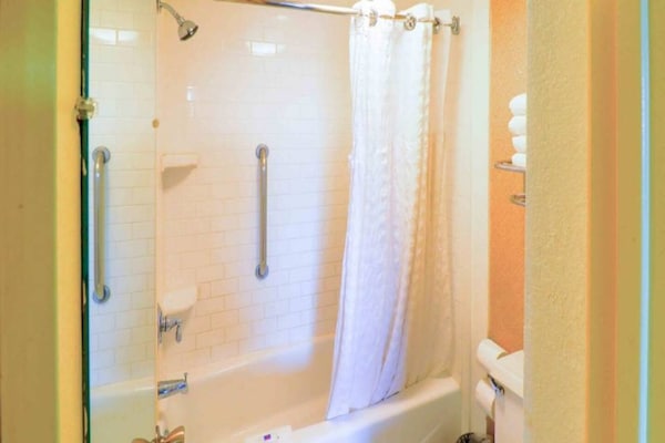 Foto van 1 kingsize bed | Zakelijk, NSMK, Keuken - Vakantiehuis in Phoenix - BathRoom