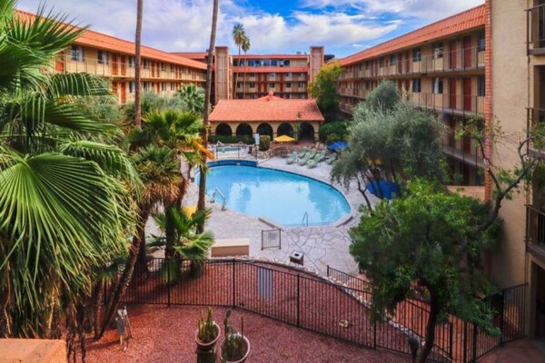 Foto van 1 kingsize bed | Zakelijk, NSMK, Keuken - Vakantiehuis in Phoenix - Pool