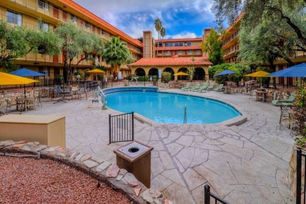 Foto van 1 kingsize bed | Zakelijk, NSMK, Keuken - Vakantiehuis in Phoenix - Pool