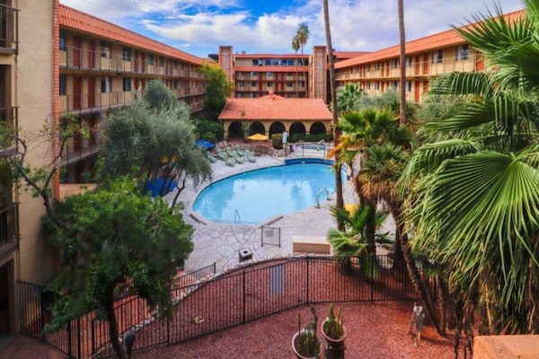 Foto van 1 kingsize bed | Zakelijk, NSMK, Keuken - Vakantiehuis in Phoenix - Pool