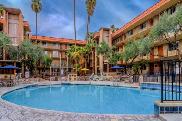 Foto van 1 kingsize bed | Zakelijk, NSMK, Keuken - Vakantiehuis in Phoenix - Pool