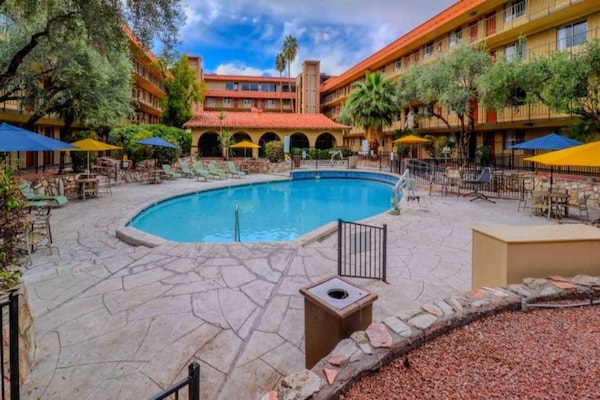 Foto van 1 kingsize bed | Zakelijk, NSMK, Keuken - Vakantiehuis in Phoenix - Pool
