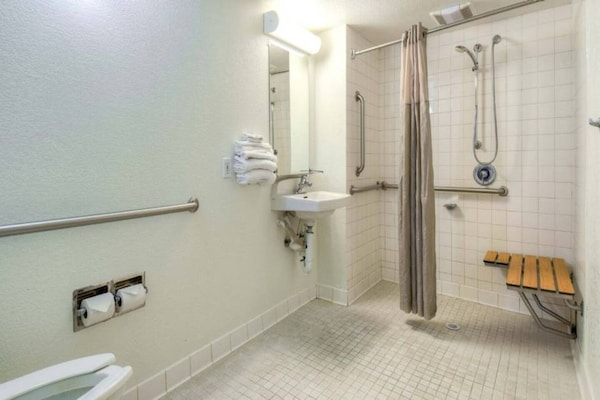 Foto van 1 tweepersoonsbed (queensize) | Toegankelijk voor mindervaliden/bad - BathRoom