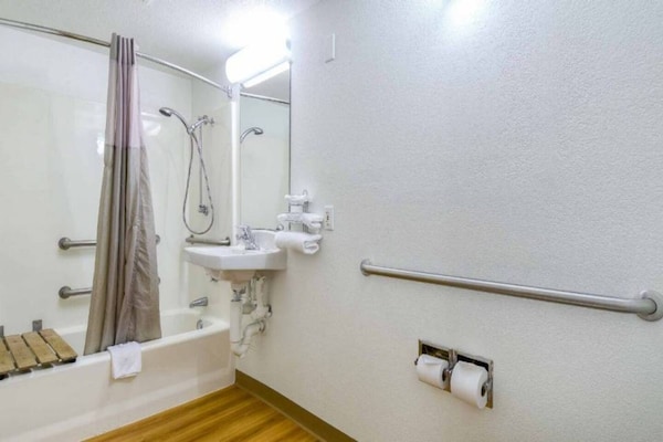 Foto van 1 tweepersoonsbed (queensize) | Toegankelijk voor mindervaliden/bad - BathRoom