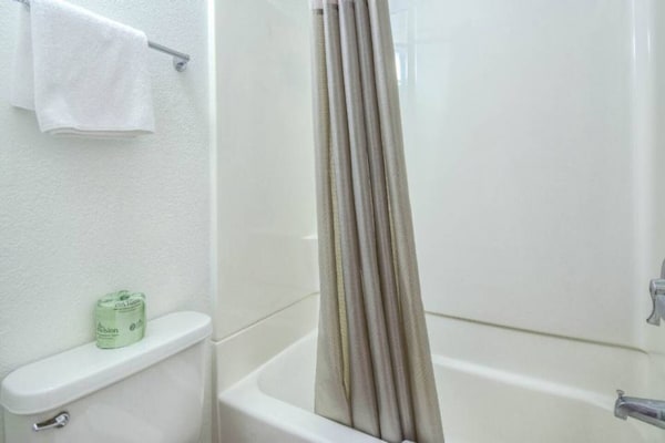 Foto van 1 tweepersoonsbed (Queensize) | Los Angeles - Vakantiehuis in Pomona CA - BathRoom