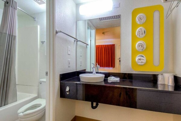Foto van 1 tweepersoonsbed (Queensize) | Los Angeles - Vakantiehuis in Pomona CA - BathRoom