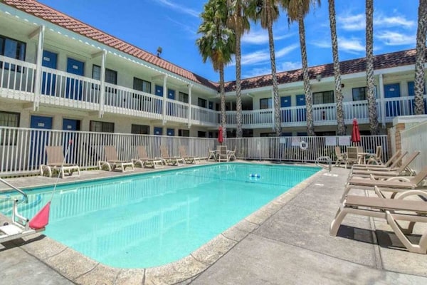 Foto van 1 tweepersoonsbed (Queensize) | Los Angeles - Vakantiehuis in Pomona CA - Pool