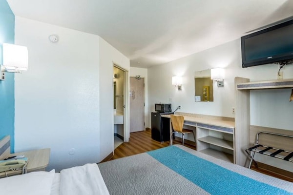 Foto van 1 Queensize Bed | Mobiliteit Toegankelijke Bad Ns - Vakantiehuis in Roswell - BedRoom