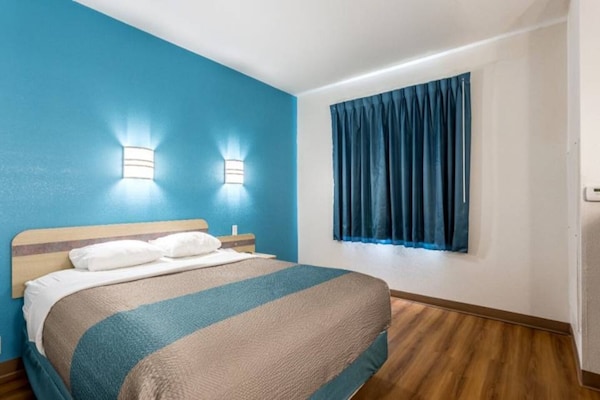 Foto van 1 Queensize Bed | Mobiliteit Toegankelijke Bad Ns - Vakantiehuis in Roswell - Facilities