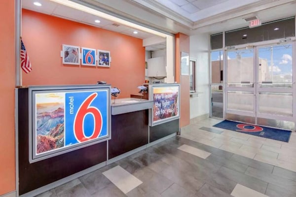 Foto van 1 Queensize Bed | Mobiliteit Toegankelijke Bad Ns - Vakantiehuis in Roswell - FloorPlan