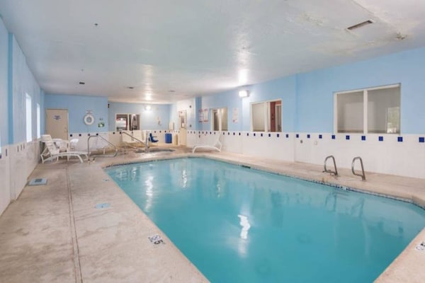 Foto van 1 Queensize Bed | Mobiliteit Toegankelijke Bad Ns - Vakantiehuis in Roswell - Pool