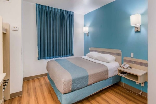 Foto van 1 Queensize Bed | Roken - Vakantiehuis in Roswell - BedRoom
